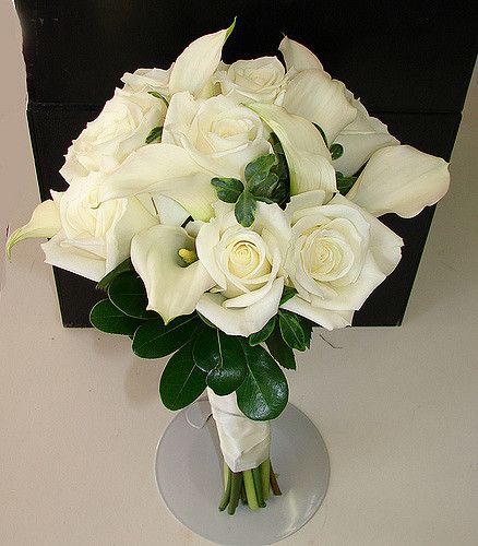 Calla Lily And Rose Wedding Bouquet, White Roses And Calla Lily Bouquet, Lilly And Rose Bouquet, Bouquet Shapes, Rose Bridesmaid Bouquet, Calla Lily Bouquet Wedding, Wedding Party Bouquets, White Calla Lily, Simple Wedding Bouquets