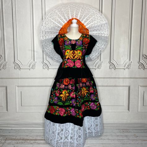 Tehuana Gala Outfit – Camelia Mexican Boutique Frida Kahlo Costume Ideas, Best Traditional Outfits, Huipil Outfit, Traditional Mexican Clothing, Mexican Traditional Clothing, Frida Kahlo Dress, Mexican Boutique, Folklorico Dresses, Folkloric Dress