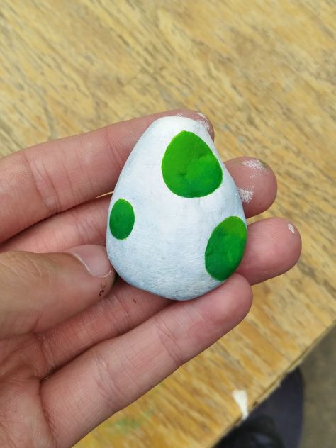 Y2k Rock Painting, Kirby Rock Painting, Painting Rocks Ideas Aesthetic, Tiny Rock Painting, Rock Painting Aesthetic, Egg Painted Rock, Cute Rock Painting Ideas Simple, Painted Rocks Easy, Easy Painted Rocks