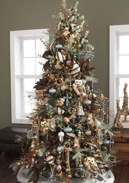 Rustic Theme Christmas Tree - Christmas Tree Themes & Color Schemes Woodland Christmas Tree, Christmas Tree Inspiration, Trendy Tree, Woodland Christmas, Beautiful Christmas Trees, Rustic Christmas Tree, Primitive Christmas, Silver Christmas, Noel Christmas