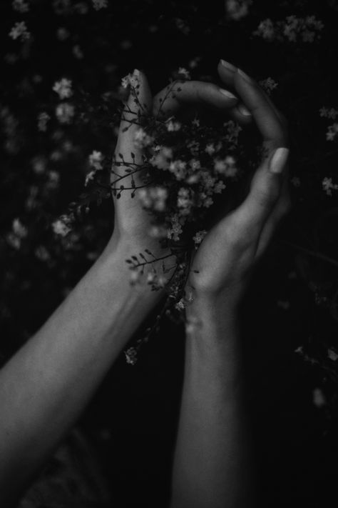 ♂ black and white photography hands and flowers Pastel Cupcakes, Hands Holding, Foto Tips, No Rain, Back To Nature, Summer Photos, Flower Child, Vintage Photography, Black And White Photography