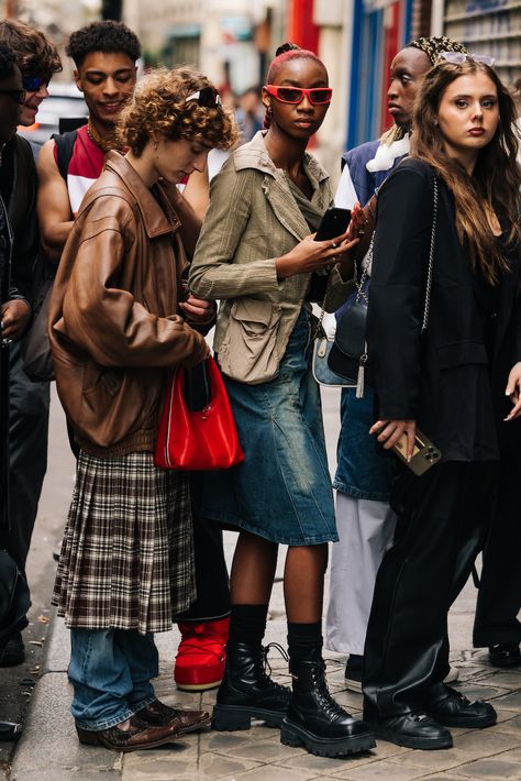 Skirt On Pants Street Styles, Festival Editorial, 90s Street Fashion, Rock Street Style, Paris Street Fashion, People On The Street, Mens Crop Top, Androgynous Outfits, Punk Streetwear