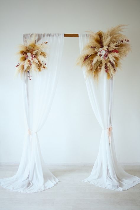 Sizes of an arch
S 20" long, 14" overall width.
M 30" long, 16" overall width.
L Size: 40" long, 18" overall width. Terracotta Wedding Arch, Arches Wedding, Dried Flowers Arrangement, Macrame Wedding Arch, Ruangan Studio, Boho Wedding Arch, Flower Composition, Pink Roses Wedding, Terracotta Wedding