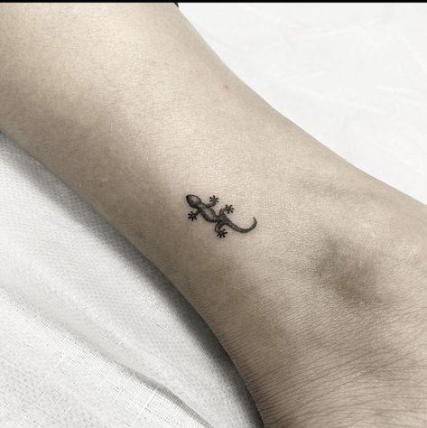 Tiny Chameleon Tattoo, Fine Line Kangaroo Tattoo, Lizard Flower Tattoo, Gecko Tattoo, Baby Lizards, Chameleon Tattoo, Lizard Tattoo, K Michelle, Crested Gecko