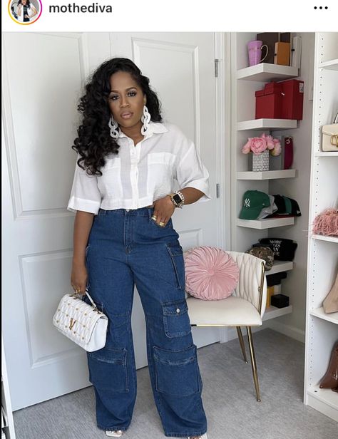 White And Denim Outfits Black Woman, Bloom Outfits, Thirty Fine, Jeans For Curvy Women, Stylish Jeans Outfit, Gym Chic, Plus Size Baddie Outfits, Denim Street Style, Classy Summer Outfits