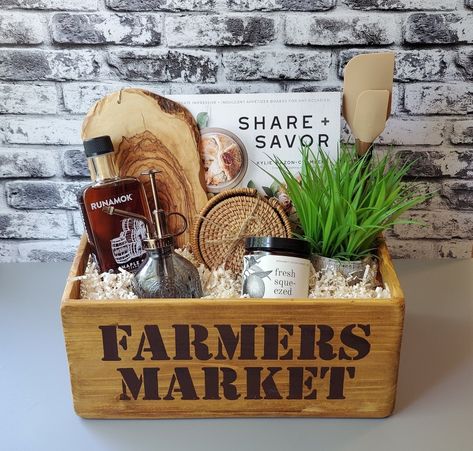 A charming housewarming gift basket with a rustic touch! Welcome new homeowners into their new place with a gift basket that will make their house feel like a home. #housewarminggiftbasket #closinggifts #giftbaskets #giftbasketideas Homeowner Gift Basket, Home Closing Gift Baskets, House Warming Cleaning Gift Basket, Diy Homestead Gift Basket, Cheese Board Gift Basket Hickory Farms, Quarter Auction, Homemade Gift Baskets, Gifts Corporate, Unique Gift Baskets