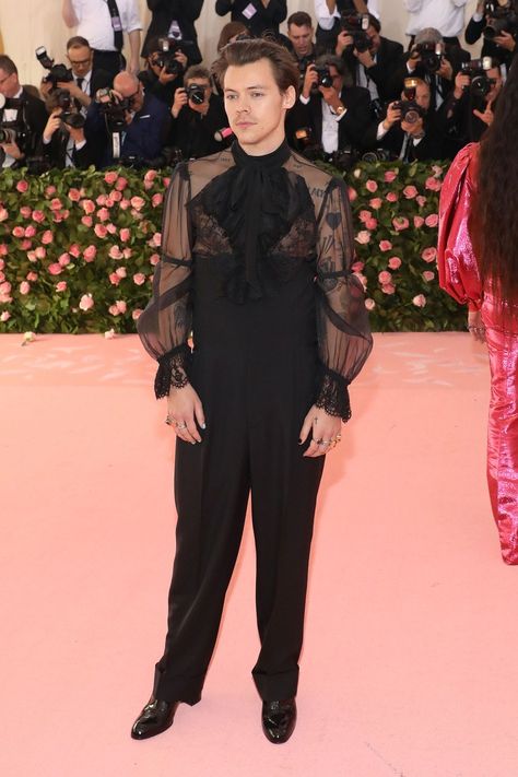 Harry Styles Dress, Harry Styles Suits, Meet Gala, Harry Styles Met Gala, Harry Styles Outfit, Best Dressed Man, Vogue Dress, Celebrity Look Alike, Evolution Of Fashion