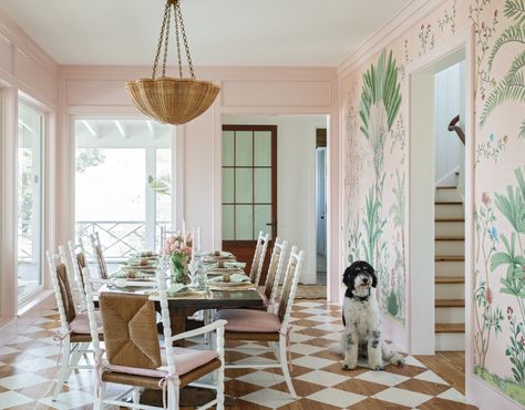 Kara Miller Interior Design - Brantley Photography - Sullivan's Island home - dining room Wallpaper Coastal, Palm Beach Interior Design, Beach Interior Design, Coastal Dining Room, Coastal Dining, Beach Interior, Sullivans Island, English Room, Retirement Community