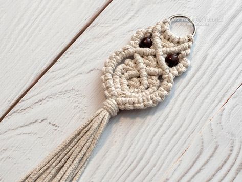 Macrame Keychain Diy Tutorials, Macrame Patterns Free, Macrame Owl Keychain, Macrame Owl Tutorial, Keychain Tutorial, Owl Tutorial, Keychain Macrame, Easy Yarn Crafts, Macrame Plant Hanger Tutorial