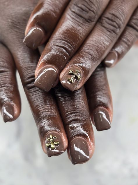 Coffe brown nails with charm Brown Manicure Short Nails, Natural Nails Brown, Brown Nails Design Short, Gel Manicure Natural Nails, Brown Nails Short, Manicure Natural Nails, Brown Manicure, Manicure Short Nails, Nails Design Short