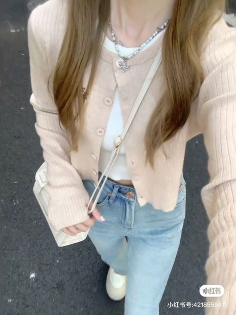 Korean Outfits Ideas, Softgirl Outfits, Sweater And Jeans, Simple Top, Simple Trendy Outfits, Sweaters And Jeans, Korean Outfits, Girly Outfits, Casual Style Outfits