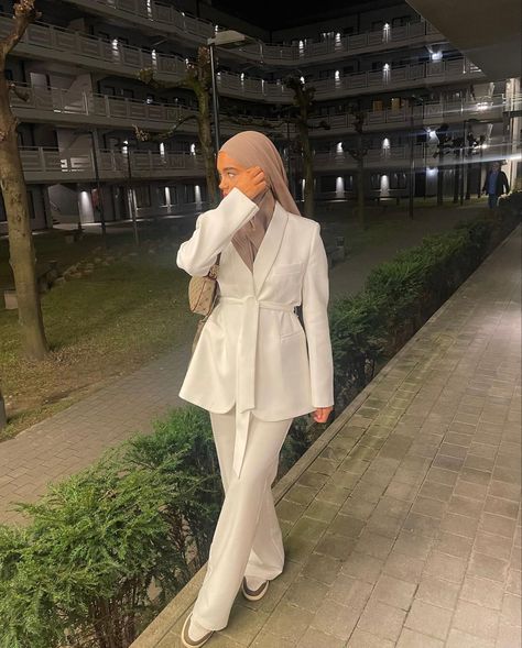 White Suit Hijab Outfit, Graduation Modest Outfit, Graduation Blazer Outfit, Class Outfit College Hijab, Graduation Outfit Modest, White Hijabi Outfits, Hijabi Blazer Outfit, Graduation Hijab Outfits, Hijabi Graduation Outfits