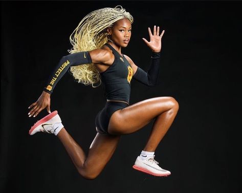 #fashion #sports #trackandfield Athletic Photoshoot, Track Uniforms, Track Senior Pictures, Sports Photoshoot, Track Pictures, Senior Photography Poses, Cheer Poses, Graduation Photography Poses, Media Day