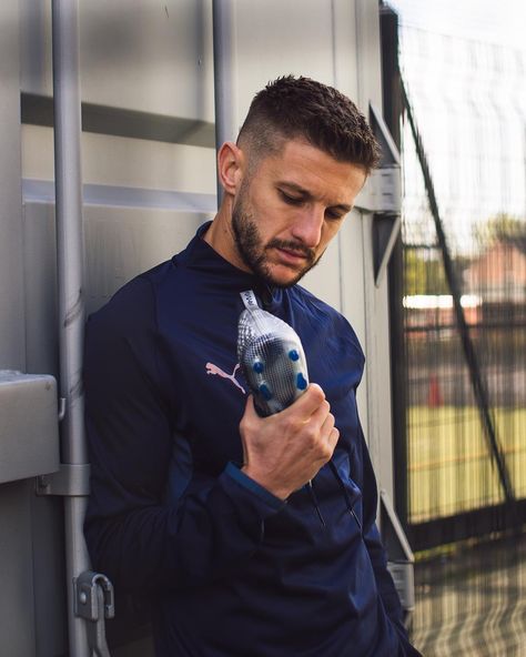 @soccerbible on Instagram: “"I've lived here for 4 years now. My eldest will come back from school and some of the stuff he says is proper scouse which makes me…” Adam Lallana, Style Essentials, Hair Styles 2014, Signature Look, Fashion Essentials, Come Back, Women's Style, Casual Chic, Liverpool