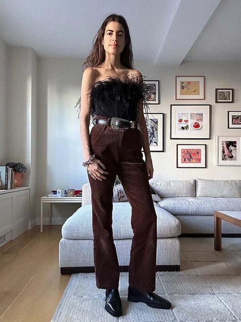 1/2: Brown corduroy pants could be the new jeans Velvet Jeans Outfit, Velvet Pants Outfit, Leandra Medine Style, Corduroy Pants Outfit, Uniform Style, Blue Shirt With Jeans, Brown Corduroy Pants, Plain Sweaters, Leandra Medine