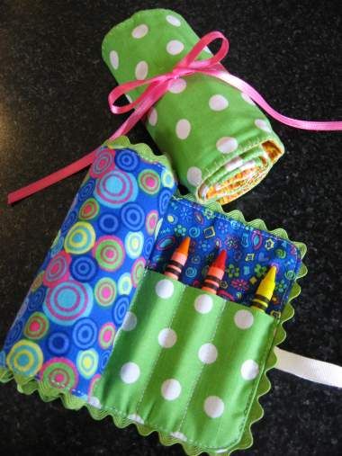 Crayon Roll Tutorial, Mat Ideas, Crayon Roll, Crayon Holder, Operation Christmas, Costura Diy, Operation Christmas Child, Christmas Gifts For Boys, Creation Couture