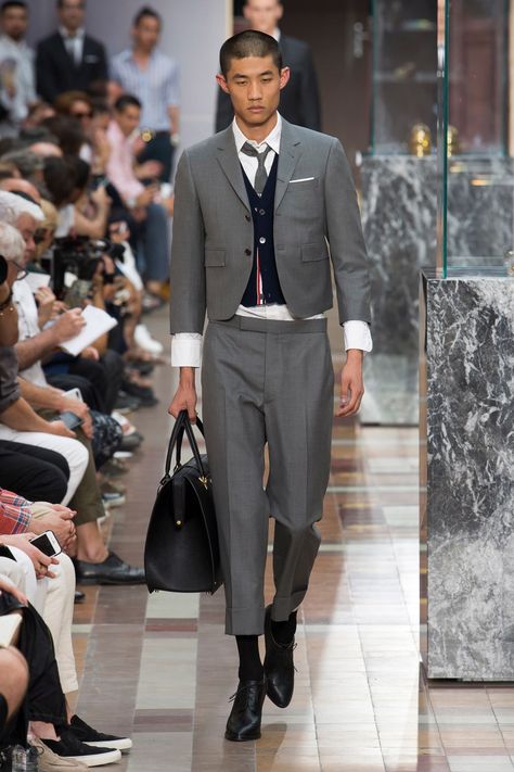 Thome Brown, Thom Browne Suit, Thom Browne Menswear, Mens Suit Style, Museum Fashion, New Mens Fashion, Vogue India, Brown Suits, Suit Style