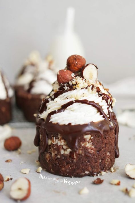 Easy Ferrero Rocher cookie cups recipe | The Little Blog Of Vegan Party Nibbles, Nut Dessert, Chocolate Hazelnut Cookies, Cookie Cups Recipe, Chocolate Ganache Filling, Hazelnut Cookies, African Symbols, Tart Baking, Sweet Recipes Desserts