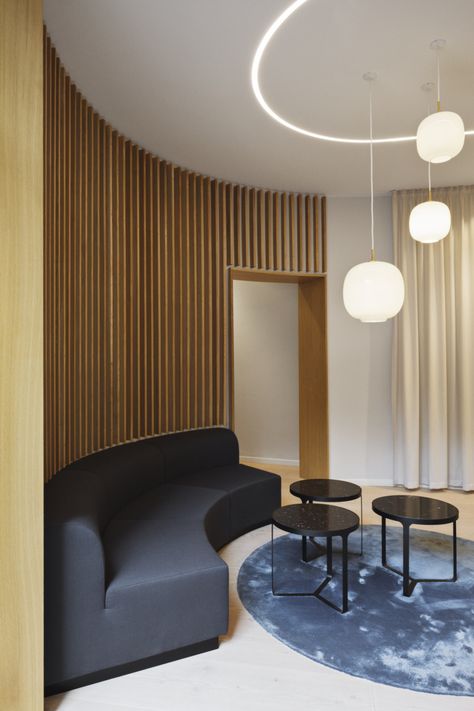 Smiledesigns Dental Clinic by Henning Larsen  |  Copenhagen, Denmark Clinic Waiting Area, Healthcare Snapshots, Reception Area Design, Doctor Office Design, Waiting Room Design, Dental Office Design Interiors, Office Waiting Rooms, Henning Larsen, Dental Office Decor