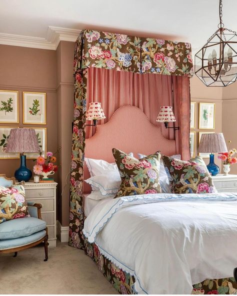 The Proper Peacock on Instagram: “Oh, how I’d love to stay in this glorious guest bedroom designed by @seansymington . With its beautiful bird and flower strewn chintz from…” English Cottage Bedroom, English Cottage Interiors, Interior Design Classes, Guest Bedroom Design, Cosy Bedroom, Bird And Flower, English Decor, Its Beautiful, Cottage Bedroom