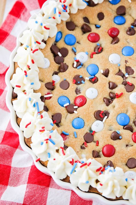 patriotic cookie cake Patriotic Cookies, Cookie Cake Designs, Fluffy Frosting, 4th Of July Desserts, Cake Printing, Fourth Of July Food, Chocolate Filling, Cookie Pie, 4th July