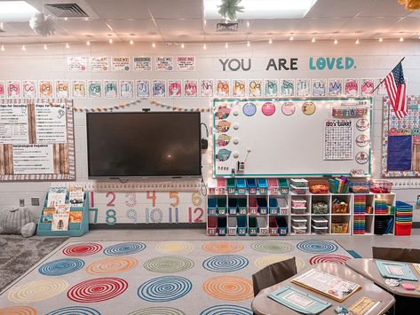 Cute Kindergarten Classrooms, 2024 Classroom Themes, Classroom Aesthetic Elementary, Classroom Inspiration Elementary, First Grade Classroom Set Up, Teacher Desk Area Classroom Setup, Bulletin Board For Classroom, Elementary Classroom Ideas, Teacher Desk Areas