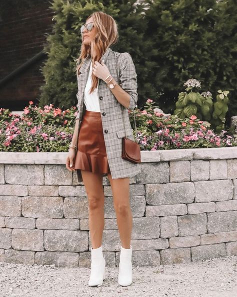 Plaid blazer, leather skirt, Karina Reske | Fall Essentials featured by popular Indianapolis fashion blogger, Karina Style Diaries Karina Style, Outfit Botas, Fashion Blogger Style, Modieuze Outfits, Fall Essentials, Fashion Weeks, Fall Fashion Trends, Fall Fashion Outfits, College Fashion