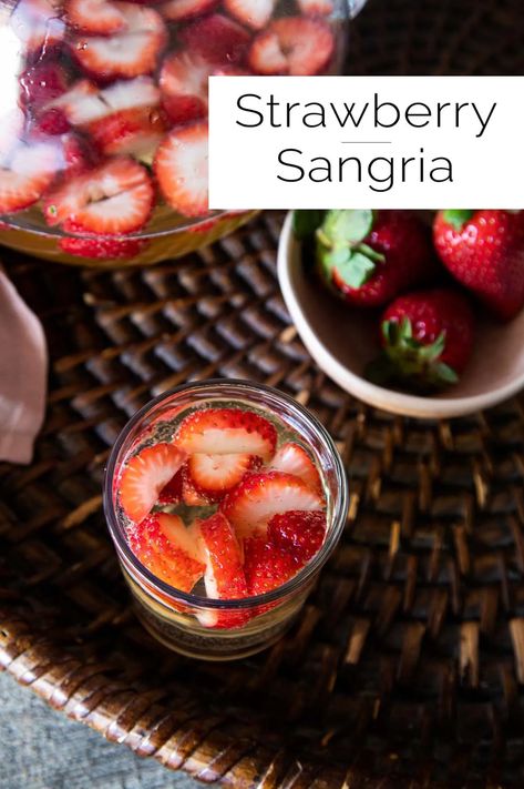 Make this Strawberry Sangria with Pinot Grigio Wine. This summer sangria recipe has just three ingredients and it perfect for every summer gathering! Pinot Grigio Sangria, Sprite Cocktail, Ginger Beer Drinks, Summer Sangria Recipes, Easy Sangria Recipes, Strawberry Sangria, Raspberry Cocktail, Seasonal Eating, White Sangria