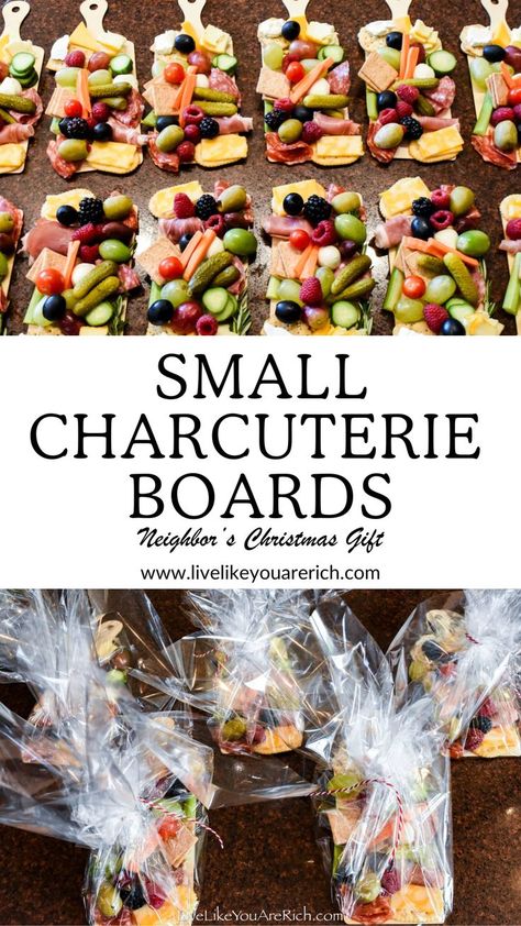 I love a good charcuterie board and since they are also healthy and “on-trend”, I thought that it may be a great idea for a Christmas neighbor gift. To make these charcuterie boards even more festive, I made sure to purchase a lot of green and red foods. That was surprisingly easy! There are a lot of red and green fruits and veggies! Small Simple Charcuterie Board, Mini Charcuterie Board Ideas, Easy Neighbor Gifts, Red Foods, Small Charcuterie, Mason Jar Salad Recipes, Christmas Neighbor, Neighbor Christmas Gifts, Mason Jar Salad