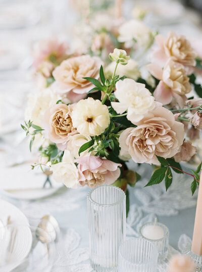 Blush Bud Vases Wedding, Mauve And Pink Wedding, Aisle Floral Arrangements, Traditional Backyard, Studio Mondine, Centrepiece Ideas, Neutral Wedding Flowers, Sentimental Wedding, Blush Wedding Flowers