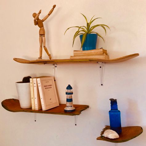 Skate Board Shelfs, Skateboard Bedroom Decor, Skateboard Wall Shelves, Skateboards On The Wall, Skate Board Shelf, Skateboard Shelf Diy, Skateboard Art Wall, Skater Home Decor, Skateboard Bookshelf