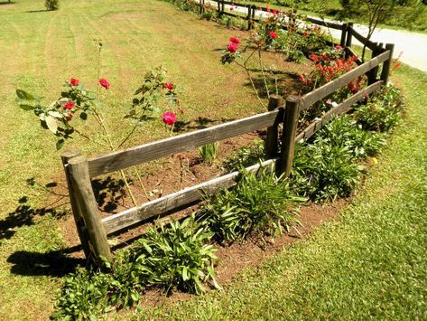 Rustic Fence Decor, Cheap Diy Fence, Garden Wooden Fence, Rustic Garden Fence Ideas, Diy Fence Ideas, Miranda Brooks, Rustic Garden Fence, Purple Spring Flowers, Farmhouse Backyard