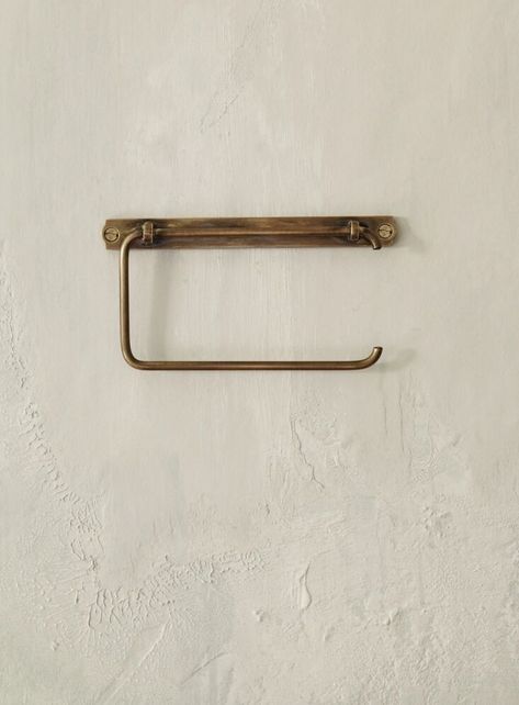 Remodelista Reconnaissance: A Pretty TP Holder (Spotted in a UK Cloakroom) - Remodelista Minimalist Toilets, Loo Roll Holders, Bathroom Towel Rails, Double Towel Rail, Mitchell Gold, Shower Shelves, Bathroom Collections, Comfort And Joy, Towel Rings