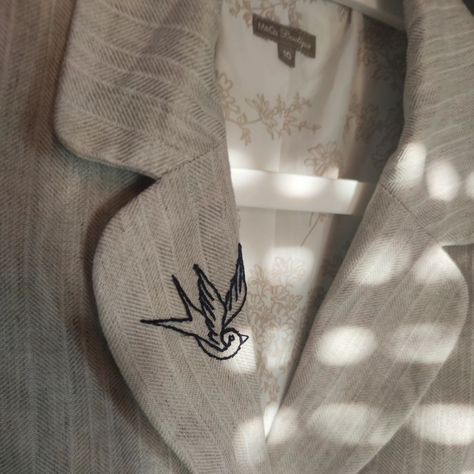 Little swallow stitched on vintage summer linen blazer. Work in progress ✨ #embroidery #embroiderylove #slowstitching #stitches #broderie #handembroidery #broderiemain #bordado #κεντημα #cottonthread #lineart #dmcthreads #dmc #worldofembroidery #embroideryfashion #illustration #bohemianstyle #bohostyle #wip Swallow Embroidery, Summer Linen, Linen Blazer, Embroidery Fashion, Slow Stitching, Vintage Summer, Cotton Thread, Upcycle Clothes, Bohemian Style