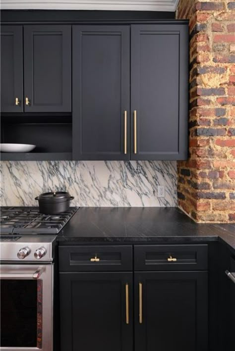 White Appliances Kitchen, All Black Kitchen, Black Kitchen Countertops, Classical Kitchen, Dark Countertops, Kitchen Cabinets And Countertops, Decor Kitchen Ideas, Kitchen Ideas Dark Cabinets, Kitchen Ideas Dark