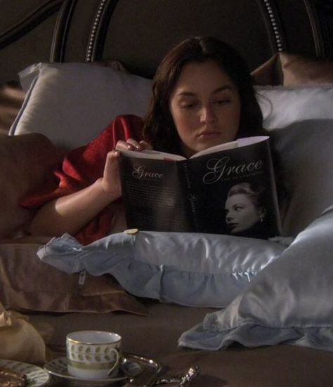 Blair Waldorf Reading, Blare Waldorf, Waldorf Reading, Business Studies, Blair Waldorf, Girl Reading, Classic Literature, Gossip Girl, Art History