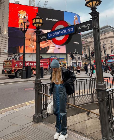 London Pictures Ideas, London Photo Ideas, London Underground Tube, Photoshoot London, London Photoshoot, Underground Tube, Aesthetic London, London Dreams, London Instagram