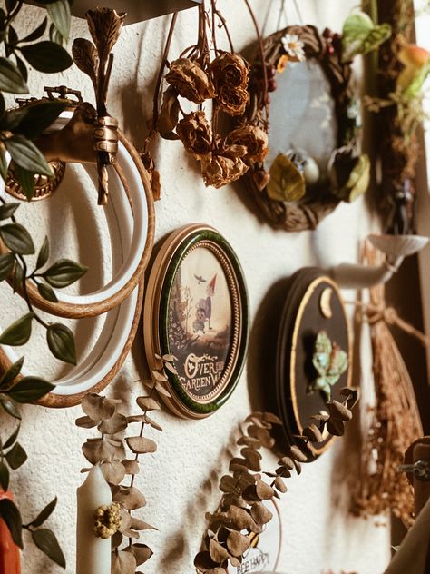 Green Academia Decor, Cottagecore Picture Frame, Hobbitcore Decor, Fairy Garden Room, Academia Room Decor, Dark Academia Wall Decor, Fantasy Crafts, Hobbit Holes, Light Academia Decor