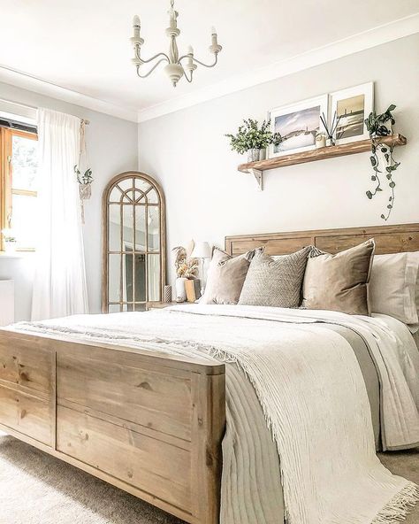 Rustic Transitional Bedroom, Country Bedroom Ideas Farmhouse Simple, Light Brown Bed Frame, Rustic Bedroom Design, Farmhouse Bedroom Decor Ideas, Decor Ideas Bedroom, Modern Farmhouse Bedroom, Bedroom Decor Cozy, Country Bedroom