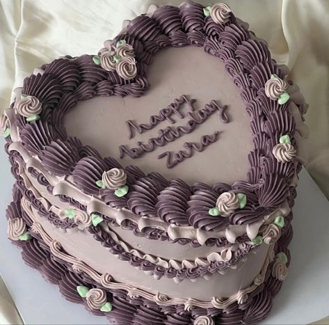 Birthday Cake Vintage Aesthetic, Cake Decor Aesthetic, Purple 16th Birthday Cake, Light Purple Cake, Lilac Birthday Cake, Purple Birthday Aesthetic, Heart Cakes Birthday, Purple Aesthetic Cake, Purple And White Cake