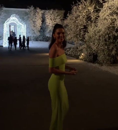 Kendall Jenner- christmas outfit 2018 💚💚💚 Kendall Jenner Christmas, Kylie Jenner Vestidos, Kylie Jenner Dress, Kardashian Christmas, Kardashian Dresses, 1980s Fashion Trends, Christmas Fits, Jenner Sisters, 90s Fashion Outfits