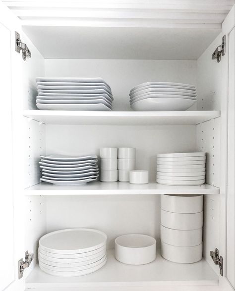 Clean Organization, Organized Aesthetic, Desain Pantry, White Room Decor, Kitchen Organization Pantry, Apartment Living Room Design, Kitchen Organisation, Home Organisation, Apartment Decor Inspiration