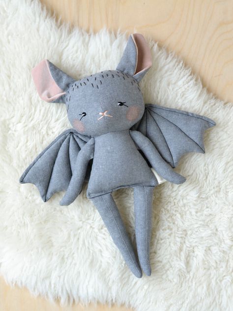 Witch Doll Sewing Pattern, Halloween Sewing Crafts, Halloween Sewing Patterns, Ghost Doll, Plushies Diy, Bat Plush, Halloween Sewing, Baby Bats, Bat Pattern