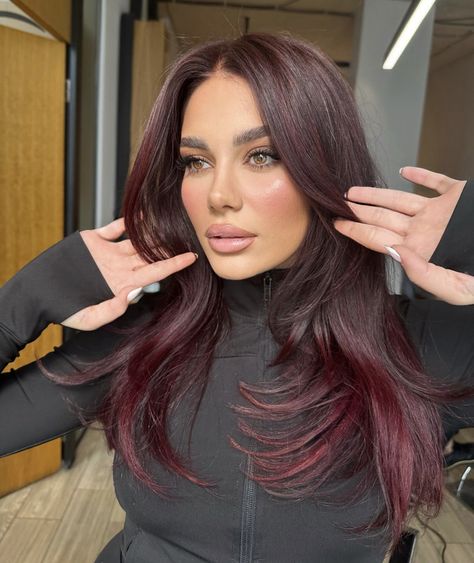 Dark Fall Hair Colors With Money Piece, Burgundy Hair Outfit Ideas, Cheery Red Hair Colour, Light Red Hair Color, Pelo Color Borgoña, Cherry Cola Hair Color, Cola Hair, Red Hair Outfits, Pelo Color Vino