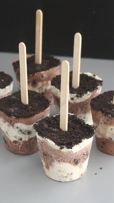 Recipe with video instructions: Pudding snacks and Oreos come together for this simple treat. If you’re a fudgesicle fan, you’ll love these! Ingredients: 4 vanilla pudding cups, 4 chocolate pudding cups, 1 cup whipping cream, 225g oreos, 8 mini oreos, 9 regular-sized oreos, filling removed and finely crushed, 8 popsicle sticks Oreo Popsicles Recipe, Oreo Popsicles, Pudding Snacks, Desserts Pudding, Pudding Popsicles, Chocolate Pudding Cups, Mini Oreos, Pudding Pops, Oreo Desserts