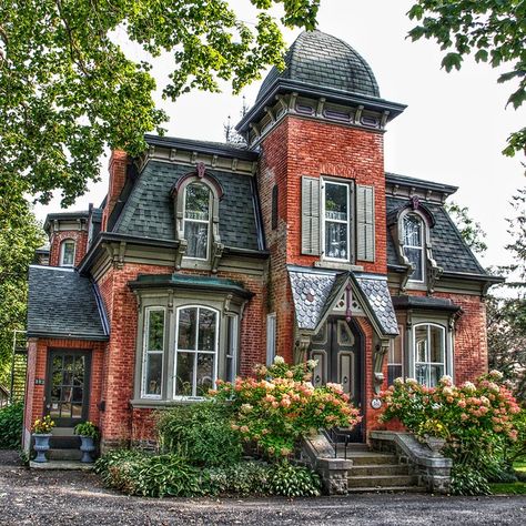 Brockville Ontario - Canada - Second Empire Architecture -… | Flickr Empire Architecture, Residence Architecture, Peisaj Urban, Victorian Style Homes, Mansard Roof, Lots Of Windows, Heritage House, Victorian Architecture, Cute House