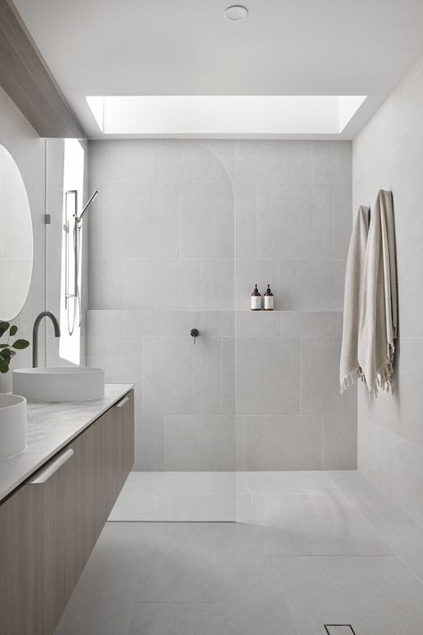 Modern Ensuite Design, Small Ensuite Design, House Colour Schemes Interior, Shelf In Shower Wall, Small Ensuite Layout, White Minimalist Bathroom, House Colour Schemes, Shower Ensuite, Bathroom Remodel White