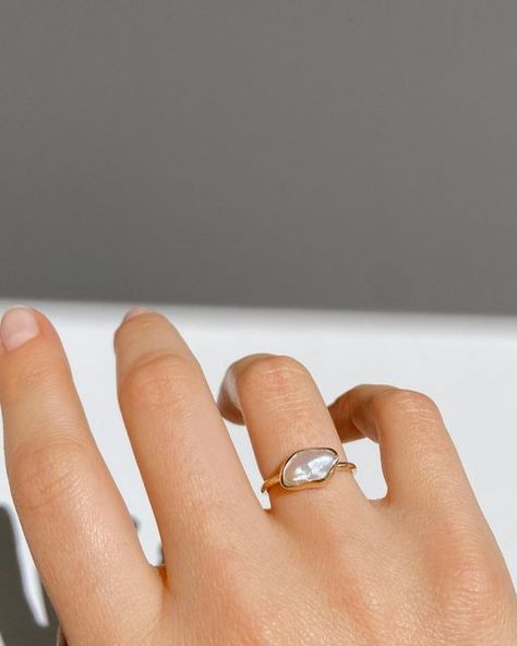 Natural Pearl Engagement Ring, Chunky Engagement Rings, Leo Moon, Natural Pearl Ring, Unique Gold Rings, Ring Jewellery Design, Random Aesthetics, Chunky Pearls, Pearl Engagement Ring