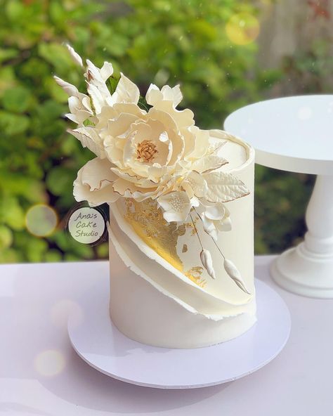 Golden Wedding Cake, Sugar Flowers Cake, Cake With Flowers, Beautiful Cake Designs, Elegant Birthday Cakes, Cake Studio, 40th Birthday Cakes, Birthday Cakes For Women, Amazing Wedding Cakes