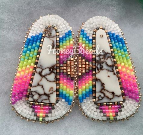 Beaded Cabochon, Beaded Belts Patterns, Beautiful Beaded Earring, Bead Inspiration, Beaded Stuff, Beaded Earrings Native, Cabochon Earrings, Beadwork Embroidery, Beadwork Designs